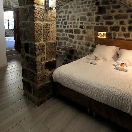 Comballe Charmante Avec Jacuzzi ゲストハウス